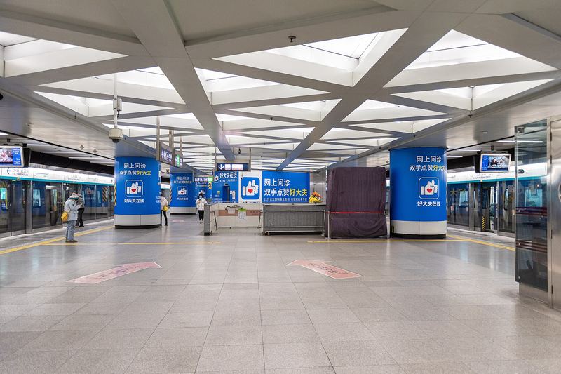 A platform under the roof of a large Chinese railway station